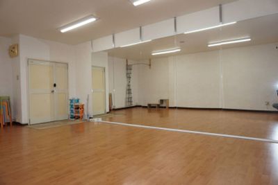 高さ2mのダンスミラー、壁一面がステージです - レンタルスタジオ　クローバー スタジオ２０３　 ベリーダンスを大型ダンスミラーで！の室内の写真