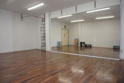 レンタルスタジオ　クローバー スタジオ２０２　フラダンスに最適大型ダンスミラー設置の室内の写真