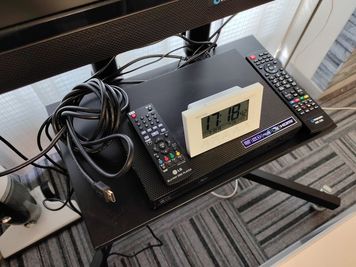 DVDプレイヤー、時計もあります。 - ブルースペース白金高輪 会議・面談・面接・セミナーの設備の写真