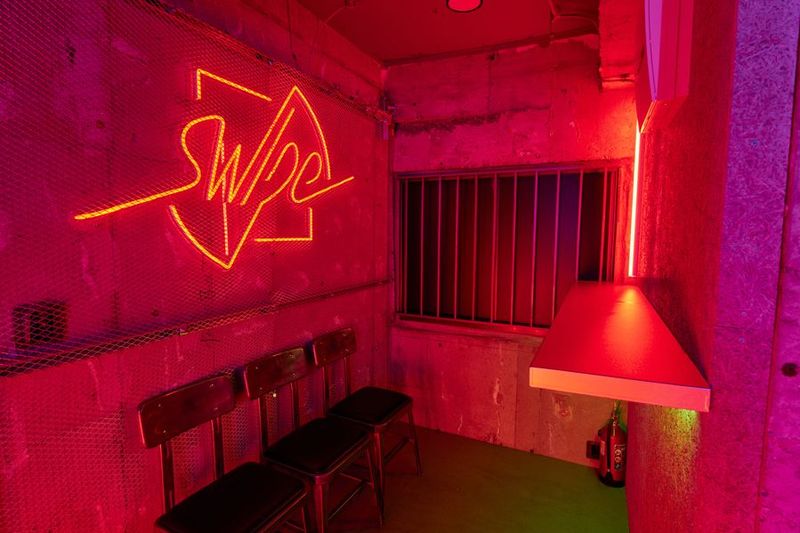 ネオンと音響が魅力のサイバーパンクなDJバー - 音響が魅力のサイバーパンクなDJバー