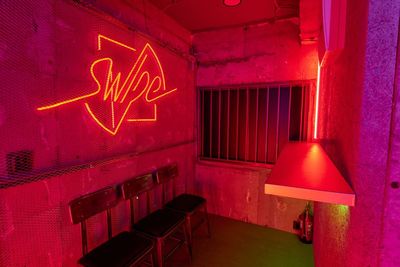 ロビー - 音響が魅力のサイバーパンクなDJバー ネオンと音響が魅力のサイバーパンクなDJバーの入口の写真
