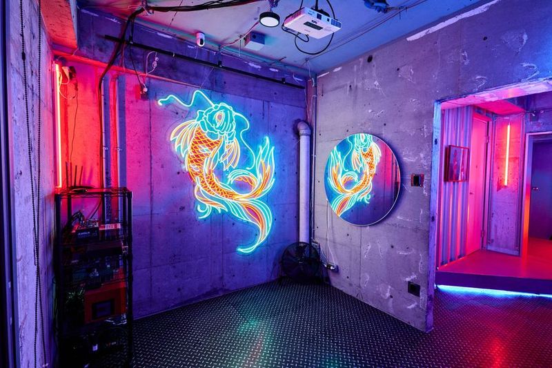 ネオンと音響が魅力のサイバーパンクなDJバー - 音響が魅力のサイバーパンクなDJバー