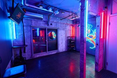 フロア - 音響が魅力のサイバーパンクなDJバー ネオンと音響が魅力のサイバーパンクなDJバーの室内の写真