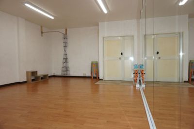 フローリング敷き - レンタルスタジオ　クローバー スタジオ２０３　 ベリーダンスを大型ダンスミラーで！の室内の写真