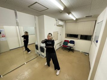 少人数でのダンスに最適、鏡は壁付けで常設でございます。 - THビル3階Bルーム 多目的スペース（会議、ダンス等）の室内の写真