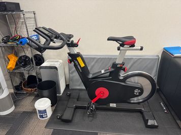 スピンバイク - TakeFit大阪南森町の室内の写真