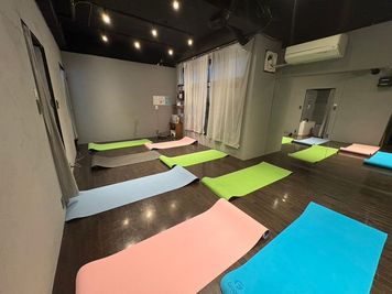 ヨガマット（計9本） - DANCE SPACE 365 八王子店 🎉✨2周年記念✨DANCE SPACE 365【八王子】の設備の写真