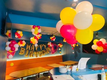 自由に飾り付け可能！目的に合わせたセッティングをお楽しみいただけます。 - Cava？ 「Cava?」大人数もOK！カラオケ・パーティースペース✨の室内の写真