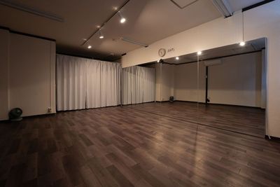 4つのスポットライトは、白い光からオレンジ色まで調光可能。（明るさも調光可能） - 青砥ダンススタジオWell ダンスができるレンタルスタジオ【初回利用限定】の室内の写真