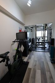最大2名でご利用可能。
フリーウェイトエリア、有酸素エリア完備。 - セルフィット藤沢鵠沼店 完全個室貸切ジム　セルフィット鵠沼店の室内の写真
