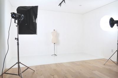 オプションのLEDスタンドライトを２台使用した例 - HOUSE124 商業用利用、法人さまご利用限定。写真撮影、動画作成、などの設備の写真