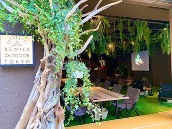 店内入り口 - リワイルドアウトドアトーキョー 【メディアで話題！駅チカアウトドアカフェ】用途多彩！貸切カフェの入口の写真