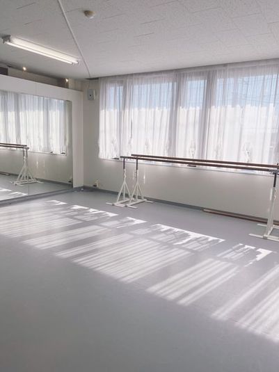 Angeスタジオ／広々リノリウムの床と鏡／バレエ、ダンス、ヨガ - Angeスタジオ