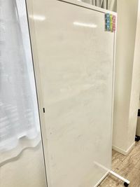 ホワイトボード - 柳レンタルオフィス事務所 オフィススペースの設備の写真