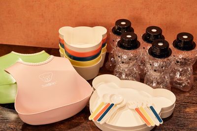 お子様の食器も取り揃えております♪
子ども食事用エプロン2、クマの食器小4大2子供用フォーク5、子供用スプーン6
クマのドリンク入れ8セット(ストロー) - Moff room🧸《下北沢店》 Moff room 〈下北沢店〉の設備の写真
