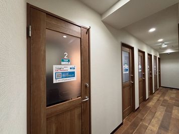 いいオフィス浜松町大門 by リンクフロンティア ２名個室（ブース７）の入口の写真