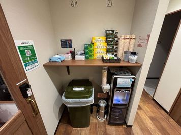 いいオフィス浜松町大門 by リンクフロンティア 6名会議室（Room A）の設備の写真