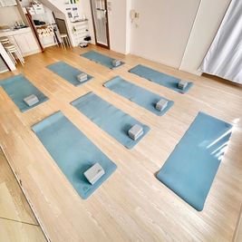 【ヨガマット10枚分の広さ】少人数でも大人数でも窮屈感なく快適にご利用いただけます。(備品でご用意しているヨガマットは8枚です） - SOLARI Rental Studio 日本橋 SOLARI レンタルスタジオ 日本橋の室内の写真