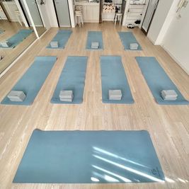 【ヨガマット10枚分の広さ】少人数でも大人数でも窮屈感なく快適にご利用いただけます。(備品でご用意しているヨガマットは8枚です） - SOLARI Rental Studio 日本橋 SOLARI レンタルスタジオ 日本橋の室内の写真