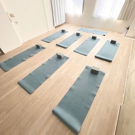 【ヨガマット10枚分の広さ】少人数でも大人数でも窮屈感なく快適にご利用いただけます。(備品でご用意しているヨガマットは8枚です） - SOLARI Rental Studio 日本橋 SOLARI レンタルスタジオ 日本橋の室内の写真