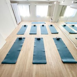 【ヨガマット10枚分の広さ】少人数でも大人数でも窮屈感なく快適にご利用いただけます。(備品でご用意しているヨガマットは8枚です） - SOLARI Rental Studio 日本橋 SOLARI レンタルスタジオ 日本橋の室内の写真