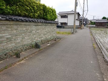 左の塀に沿って進み、塀が途切れたところを左折 - なるかみ茶屋 レンタルスペースの入口の写真