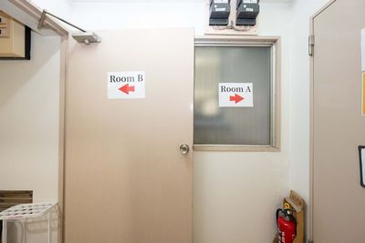 ※当スペースは階段上って左側のスペースになります。同じフロアに同じ系統の部屋があり、お間違えのないようお願いいたします。 - 【Good Space会議室 山友旭ビル】 山友旭Room B｜Wi-Fi・プロジェクター・ソファ[39]の入口の写真