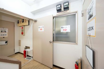 ※入室は物件に掲示された案内に従ってください。 - 【Good Space会議室 山友旭ビル】 山友旭Room B｜Wi-Fi・プロジェクター・ソファ[39]の入口の写真