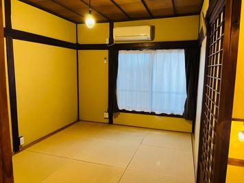 二階フローリング→置き畳オプション
二階フローリングに置き畳を敷くことで、和の雰囲気をより一層楽しむことができます。撮影だけでなくオフサイトミーティングにも。 - 月島長屋 多目的スペースの設備の写真