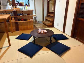 一階フローリング→ちゃぶ台＆置き畳オプション
月島長屋の一階ダイニングスペースにちゃぶ台と置き畳を設置すると、和の趣きある空間に！
小上がりの和室との一体感も。 - 月島長屋 多目的スペースの設備の写真