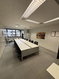 【茅場町駅６番出口前】窓がある明るい会議室　65型モニター、ホワイトボード無料利用可能☆便利な駅近☆ - 茅場町駅前　貸し会議室