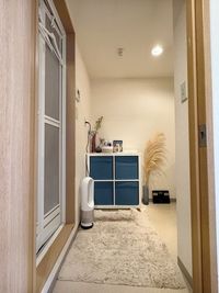 簡易脱衣所。荷物入れをご用意しております。寒い日、暑い日には冷暖房器具をご利用ください。汗拭きシートなどもご自由にご利用ください。 - FitBodyLiencim. トレーニング、ヨガ、ピラティス少人数制レッスンスタジオの室内の写真