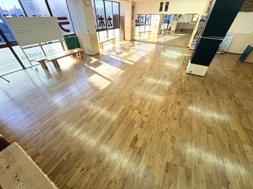 南側は全面窓で、朝は穏やかな日差しが差し込み、ちょっとした癒し空間に。 - 千種レンタルスタジオの室内の写真