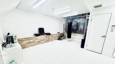 真っ白で清潔な空間です - 赤坂・溜池山王の貸スペース 【港区・赤坂】溜池山王駅徒歩3分！レンタルキックボクシングジムの室内の写真