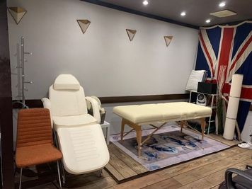 フェイシャルベッド、マッサージベッドも完備しています。 - スパジオ　イルベント 美容室設備付き、マッサージ、カフェカウンター併設レンタルスペースの室内の写真