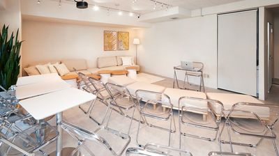 講師用のテーブルもご用意しております - SunnyBox名古屋ダイアパレス店 名古屋伏見パーティールームの室内の写真