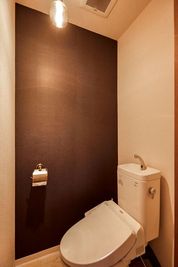 共用トイレ。ウォシュレット付きの綺麗なトイレです。 - SunnyBox名古屋ダイアパレス店 名古屋伏見パーティールームの室内の写真