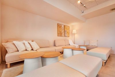 高級感あるソファブース - SunnyBox名古屋ダイアパレス店 名古屋伏見パーティールームの室内の写真