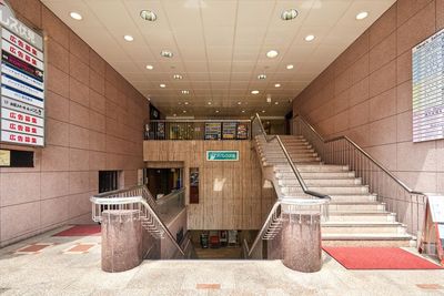 ビルの外観です
階段を上がった先にエレベーターがあります - SunnyBox名古屋ダイアパレス店 名古屋伏見パーティールームの外観の写真