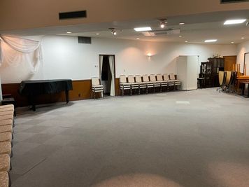 １階ホール - リボン　イグレシア（マエストロ) 1階ホールのみ　キッチン付　６８名様着席円卓等の室内の写真