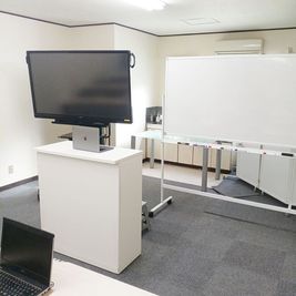60インチモニター、ホワイトボード、演台 - 【小金井スペース】New東小金井駅🚃50㎡/Wi-Fi📶 レンタルスタジオ　小金井スペースの設備の写真