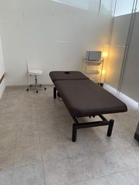 ゆったりとした余裕のある施術スペース◎
電動ベッド完備☆ - 島田のレンタルサロン&スタジオ  ~PREMIUM~   #10 島田のレンタルサロン&スタジオ  ~PREMIUM~  #10の室内の写真