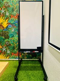 大型ホワイトボードで勉強や会議の利便性UP - セルフカフェささしまライブ店 名古屋駅徒歩圏内！10名利用可個室スペース🍔🥤持ち込みOK！の設備の写真