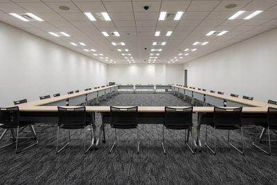 【特別パッケージ🌟】プロジェクター、スクリーン、マイク2本付き🎤 (AP虎ノ門B) - AP虎ノ門