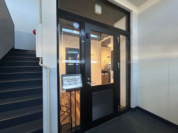 ３Fエントランスです。営業時間中はオープンとなっています。 - SHARE BLUE一宮 【3F】F：シアタールーム/大会議室の入口の写真