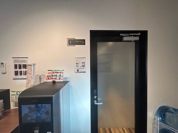 シアタールーム/大会議室の入口です。暗証番号で解錠出来ます。 - SHARE BLUE一宮 【3F】F：シアタールーム/大会議室の室内の写真