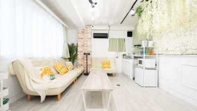 【ゆったりソファ】 ふかふかの座り心地で、何時間でもおしゃべりできます。 - 【THEATER渋谷】 渋谷アクセス楽々｜撮影・おしゃべり・鑑賞会・デート [69]の室内の写真