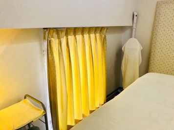 赤羽レンタルサロン「Soin」 【女性限定】2名用個室 施術スペースの室内の写真