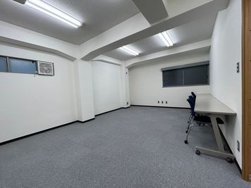 【後方控室は荷物置きや控え場としての利用にも最適です】 - TIME SHARING 大手町 協販商事ビル 3Fの室内の写真