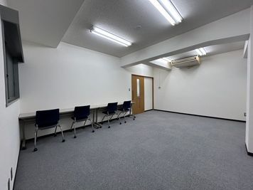 【後方控室は荷物置きや控え場としての利用にも最適です】 - TIME SHARING 大手町 協販商事ビル 3Fの室内の写真